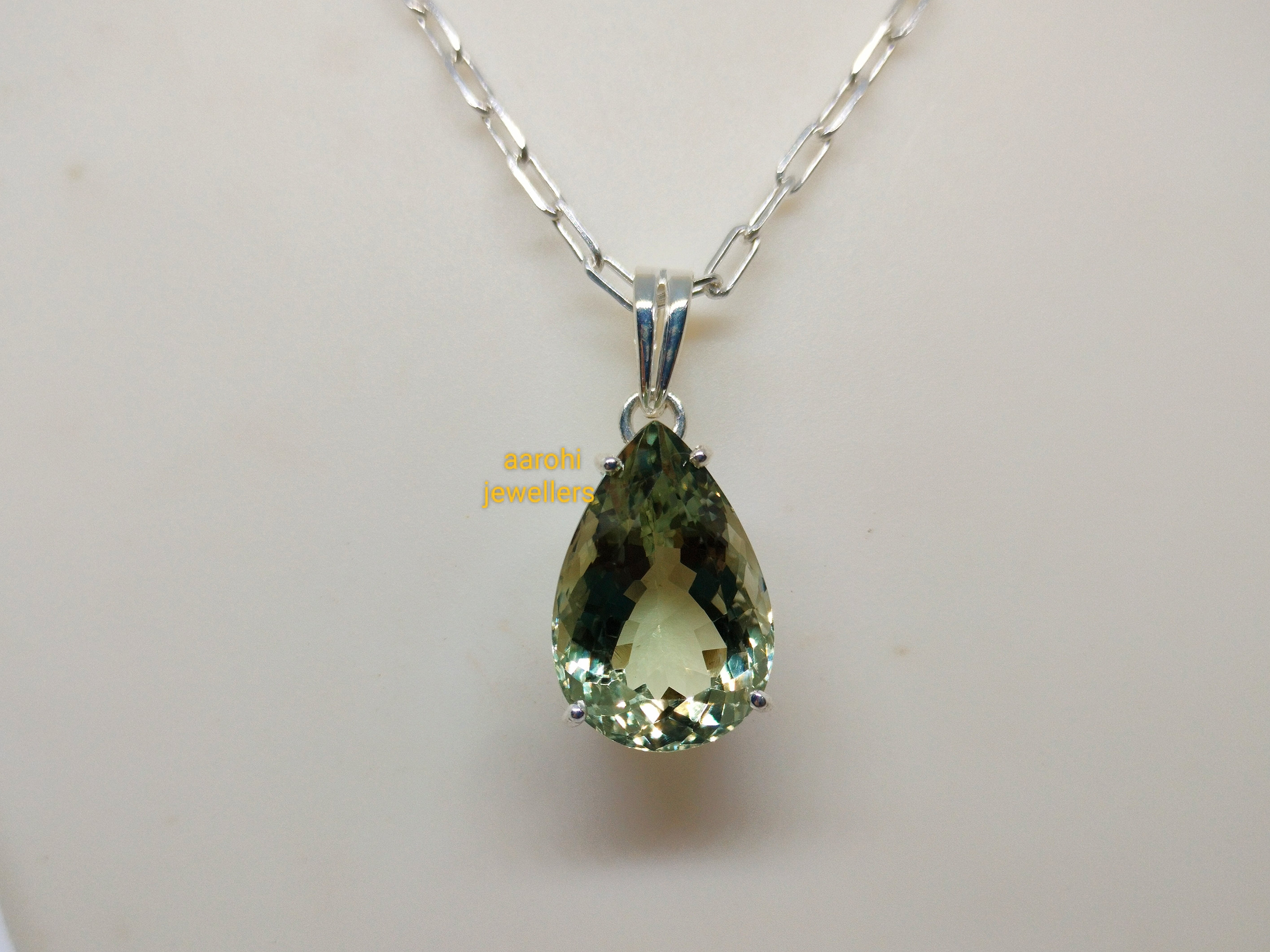 Ciondolo in Argento con Ametista Verde: Un Gioiello di Semplicità e Grazia