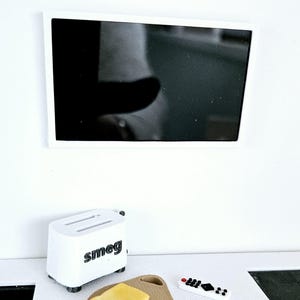 12. Skala, Nowoczesna kuchnia/sypialnia Telewizor z płaskim ekranem i pilotem, Domek dla lalek, Miniaturowy telewizor
