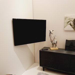 Domek dla lalek Nowoczesny telewizor z płaskim ekranem z ruchomym uchwytem ściennym, który można przesuwać, z pilotem, Miniaturowy telewizor (TVWM)