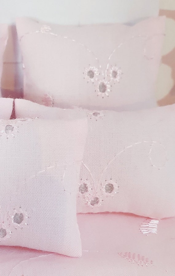 Biancheria Da Letto Per Bambole – Set 3 Pezzi (Cuscino, Copriletto, Sottolenzuolo) In Rosa E Bianco A Quadri