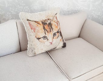 Kattenkussen poppenhuis: miniatuur kussen 12e schaal
