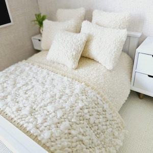 Puppenhaus 7 teiliges Set, Doppelbettwäsche, Cozy Cream Boucle mit cremefarbenem Überwurf, Puppenbettwäsche, Miniaturbettwäsche