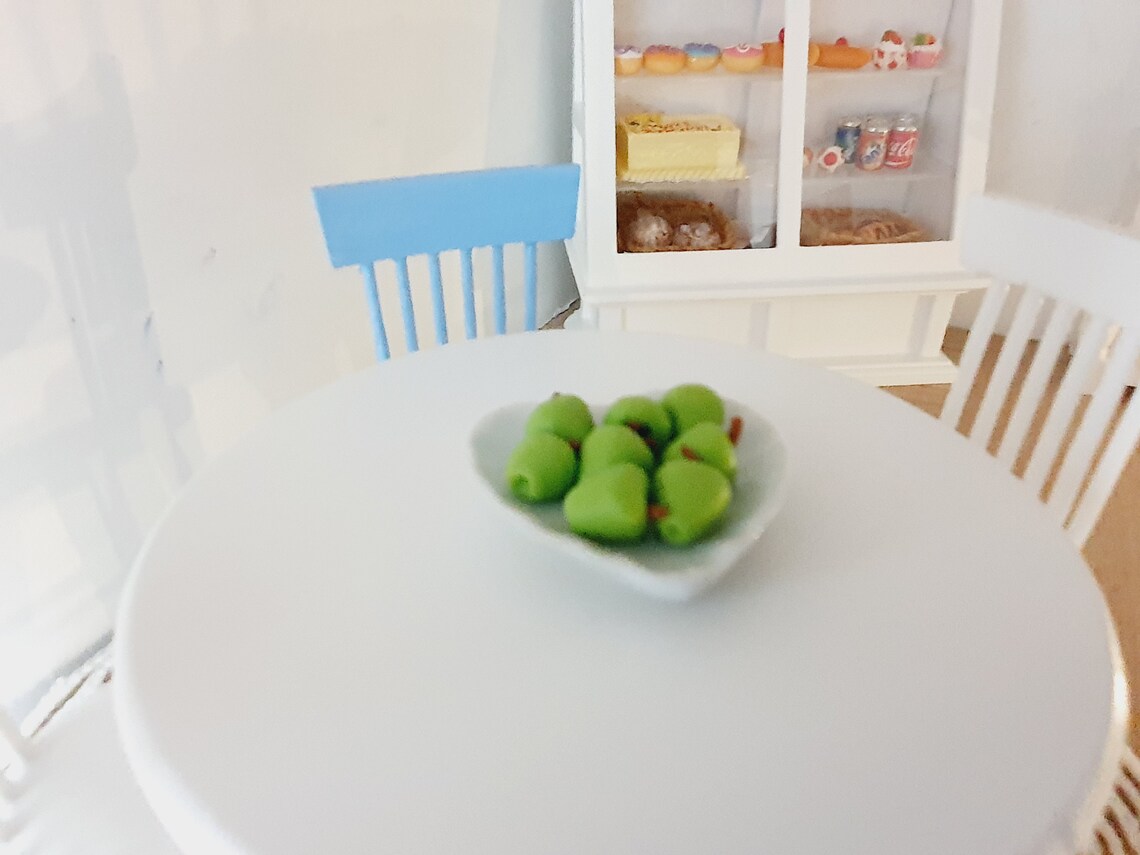 Puppenhaus Weißer Holz runder Tisch mit 2 weißen Holzstühlen | Etsy