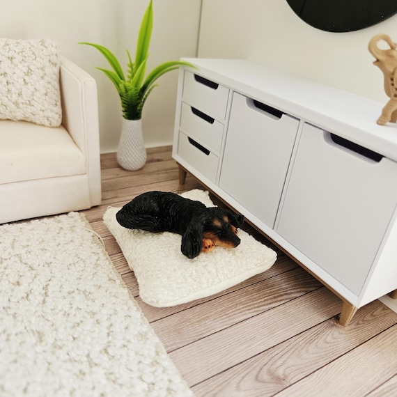 Lit Miniature Pour Chien 1/12 – Panier En Rotin Tissé Avec Petit Chien, Accessoire Pour Maison De Poupée Ou Collection