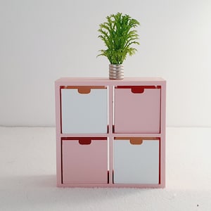 Casa delle bambole 4x unità di stoccaggio a cubo con 4 scatole, scelta di colori, scala 1:12, cubi in miniatura