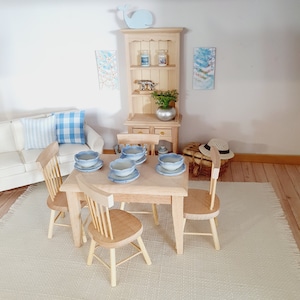 Meubles miniatures pour maison de poupée : ensemble de commode, table et 4 chaises en bois rustique