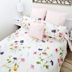 Dolls house Pretty Floral Design double bedding set, 6 piece set, 12th scale, miniature bedding (BD26)