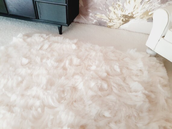 Cobee Lot de 2 Tapis Miniatures 1:12 pour Maison de Poupée - Tapis en Laine et Fourrure Blanche - Mini Meubles et Accessoires de Jeu
