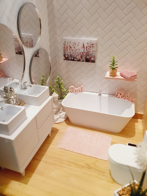 Set da bagno completo moderno della casa delle bambole, vasca da bagno,  vanità con doppi lavandini, WC, specchio e pompa per sapone, scala 1:12, set  in miniatura -  Italia