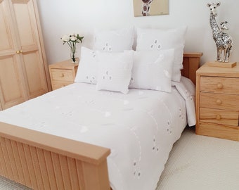 Dolls house 7 piece set, Pretty White double bedding set, 12th scale, miniature bedding (BD7)
