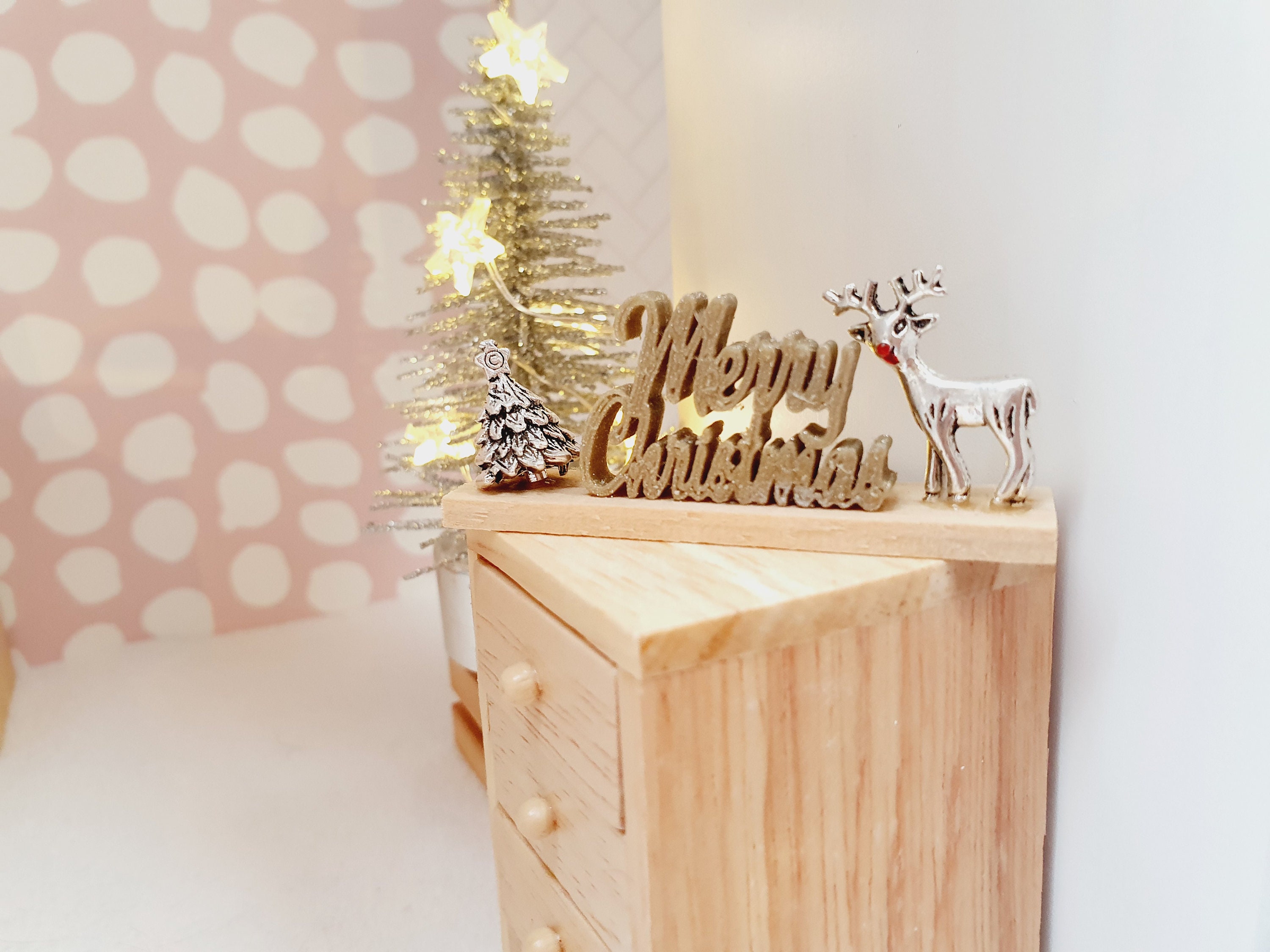 Set Decorazioni Natalizie In Miniatura Per Casa Delle Bambole – Albero, Babbo Natale, Luci LED