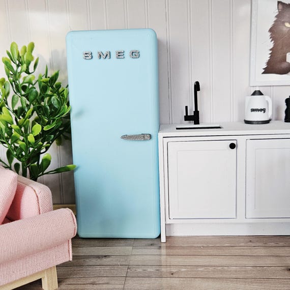 Casa delle bambole Cucina moderna Frigorifero SMEG rosa, scala 1:12, Frigorifero in miniatura (K-FR-8) - Italia