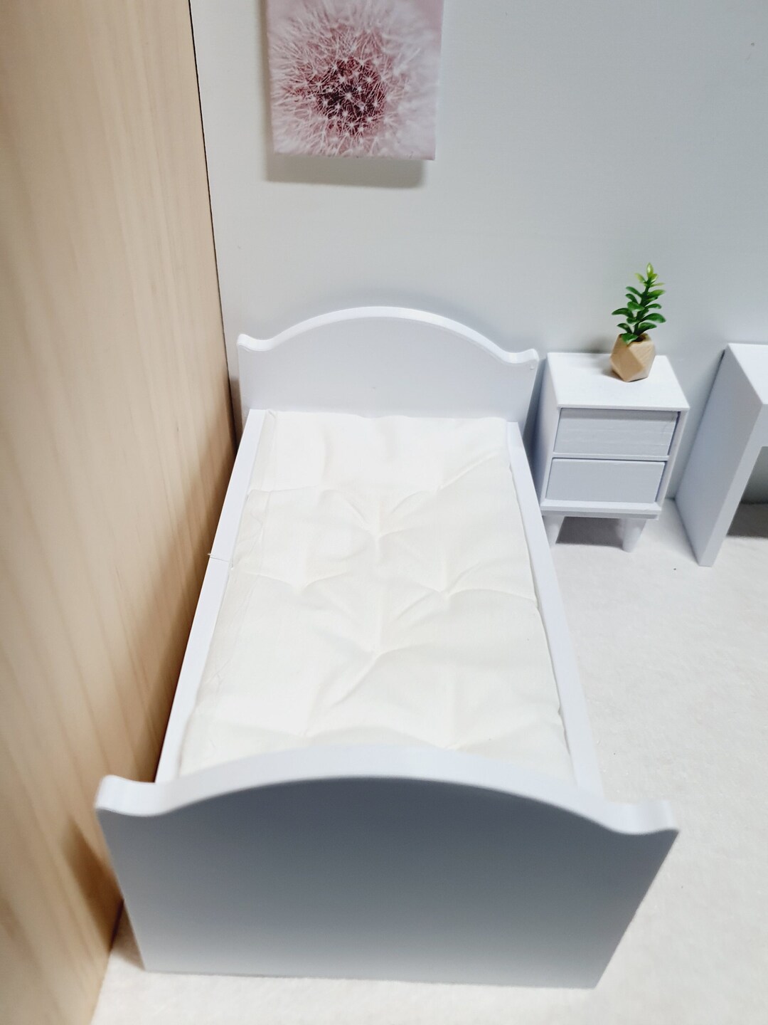 Dolls House Single Bed, Modern Doll House Furniture. 112th Scale