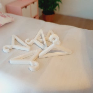 Cabides para casa de bonecas, conjunto com 6, cores à escolha, escala 12, cabides em miniatura