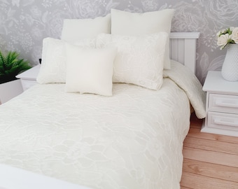 Set di biancheria da letto per casa delle bambole, pizzo color crema, letto matrimoniale in miniatura, scala 12