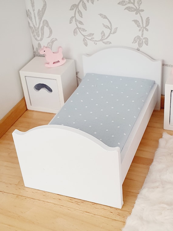 Generic Mini Cama de Metal para Niños, Juego de Muebles de Dormitorio para Casa de Muñecas, Estilo Europeo en Miniatura 1:12 (Tipo B Generic Mini Cama de Metal para Niños, Juego de Muebles de Dormitorio para Casa de Muñecas, Estilo Europeo en Miniatura 1:12 (Tipo B
