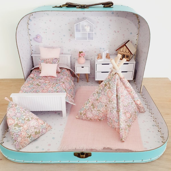 Casa de muñecas en una maleta de viaje, diseño Pretty Liberty Michelle, escala 12, estuche en miniatura