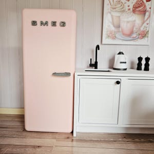 Frigorifero SMEG rosa per cucina moderna di casa delle bambole, scala 1:12, frigorifero in miniatura (K-FR-8)