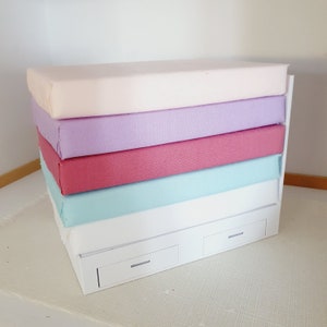 Puppenhaus Einzelmatratze, Miniaturbett, farbige Bettwäsche, Puppenhaus Schlafzimmer Dekor, Mini Möbel, handgefertigtes Design, Maßstab 12