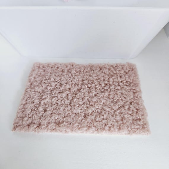 Set 2 Tappeti Bagno In Miniatura 1:12 Con Pizzo Rosa - Serendipity Miniatures BA260P
