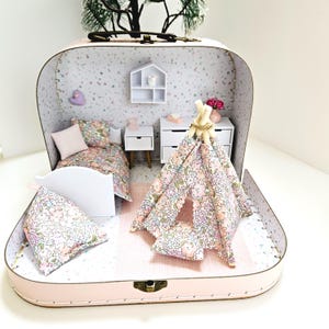 Casa delle bambole in una valigia da viaggio, design Pretty Liberty Michelle, scala 12, custodia in miniatura