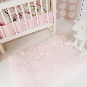Puppenhaus Weicher Baby Rosa Pelz Teppich | 1:12 Maßstab | Miniatur-Teppich