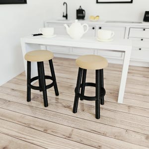 Juego de 2 taburetes de bar para casa de muñecas, escala 1:12, taburetes de bar en miniatura a juego