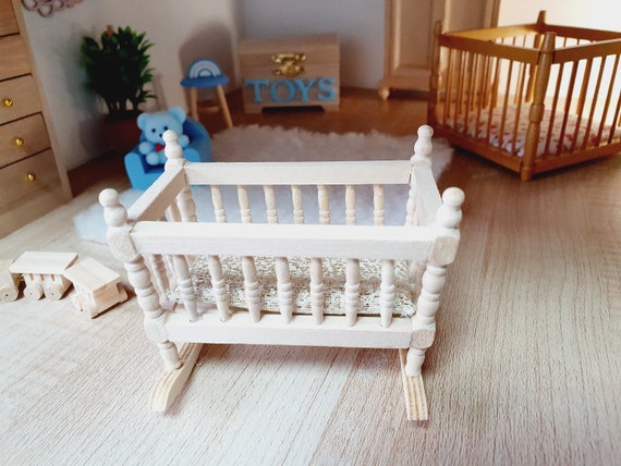 Puppenhaus Weiß Holz Baldachin Kinderbett Krippe Miniatur 1:12 Baby Möbel 