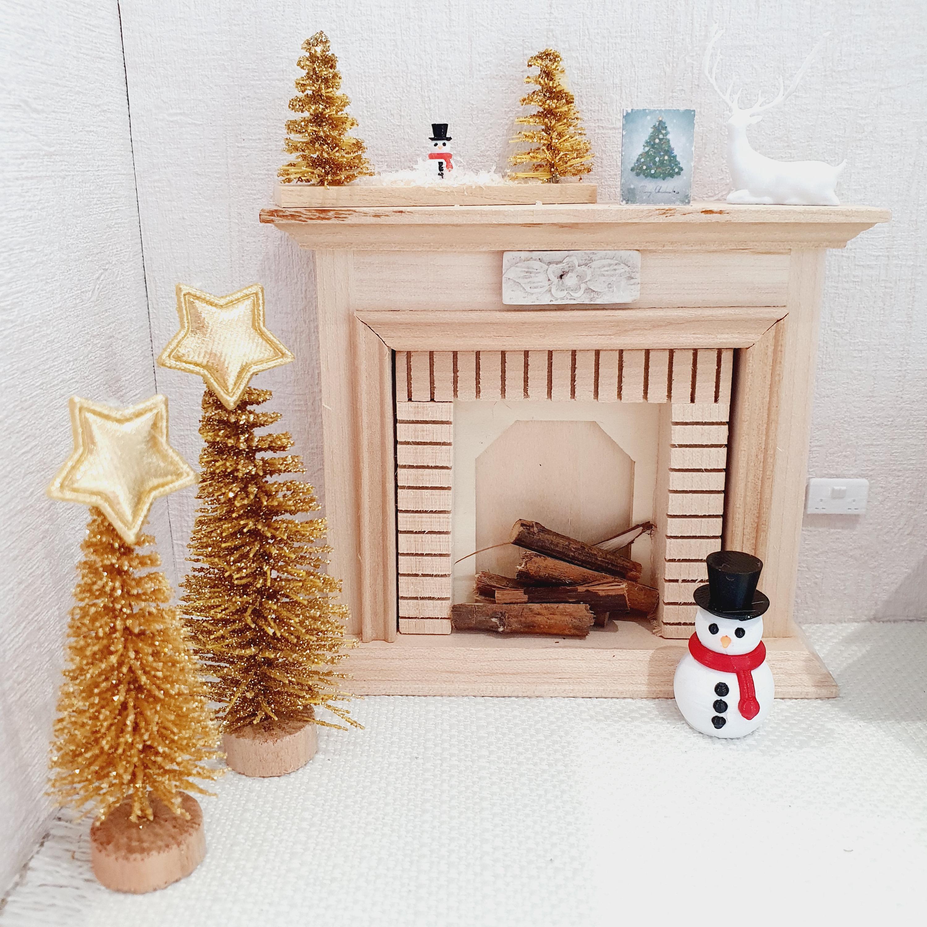Decorazione natalizia per casa delle bambole, alberi di Natale dorati e un piccolo pupazzo di neve, renna dorata su supporto, scala 1:12, decorazione natalizia in miniatura - Italia