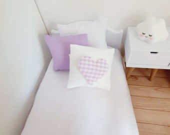 Maison de poupées 2x coussins avec 1x lilas, 1x blanc avec lilas coussin coeur à carreaux, coussins à l'échelle 12e, coussins miniatures