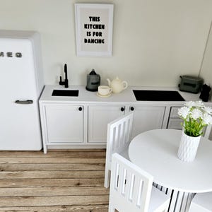 Puppenhaus Küche, Komplettes Set mit Smeg Kühlschrank, Esszimmer & Zubehör, Maßstab 1:12, Miniaturmöbel