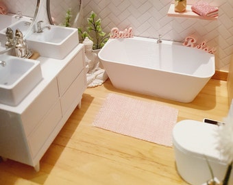 Puppenhaus Modernes Badezimmer Set, Badewanne, Waschtisch mit Doppelwaschbecken, Toilette, Spiegel & Seifenspender, Maßstab 1:12