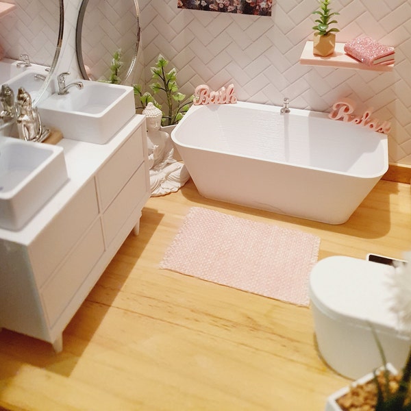 Puppenhaus Modernes Badezimmer Set, Badewanne, Waschtisch mit Doppelwaschbecken, Toilette, Spiegel & Seifenspender, Maßstab 1:12