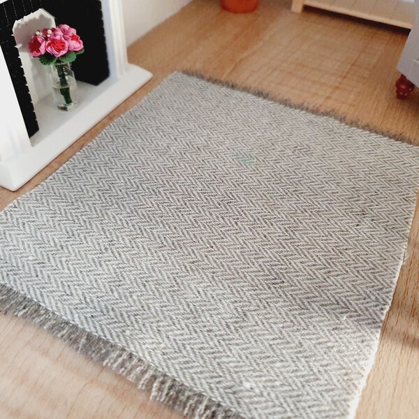 Tapis maison de poupée moderne gris clair à chevrons échelle 1/12ème, tapis miniature