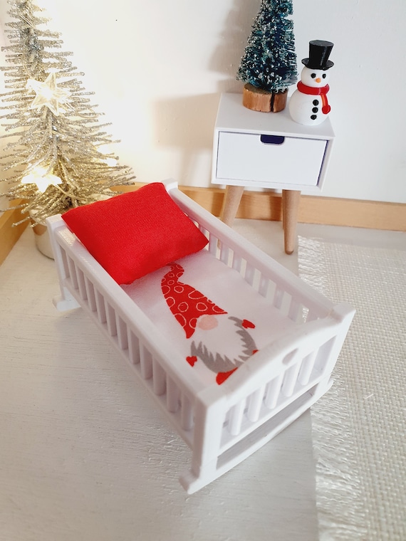 Biancheria da letto per culla natalizia della casa delle bambole - Design gnomo, realizzata a mano in Inghilterra, scala 1:12 - Italia