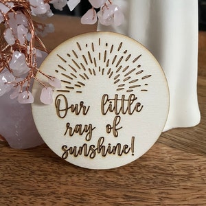 Baby | Geburtsanzeige | Meilenstein | Kartenscheiben | Neugeborene | Babyparty| Neues Baby | Laser graviert | Aus Holz | Fotos Requisite | Zeichen | Plakette