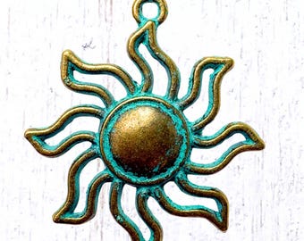 5 antique bronze sun charms, 34.5x30.5 mm alloy sunburst charms with light blue-green patina for boho craft projects (G0225)