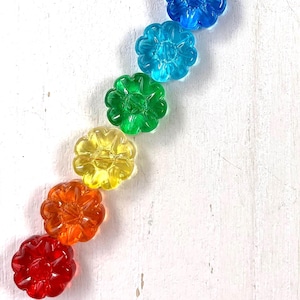 20 glass flower beads, 13.5mm transparent glass beads with color wash, 8 petal colorful glass daisy beads for floral jewelry, suncatchers