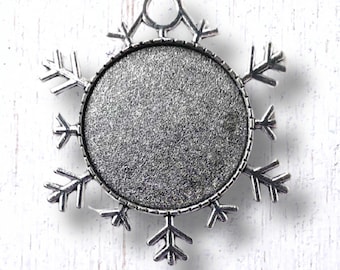 Snowflake pendant ornament blanks, 5 antique silver snowflake bezels, 42mm long with 25mm tray, includes glass cabochons