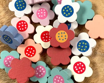Painted wooden flower beads, 18mm w/ 2.5mm hole, 20 pcs daisy shaped 5 petal cartoon style beads for DIY garlands, macrame (C0108)