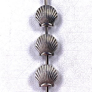 Metal scallop shell spacer beads for bracelets, 20 pcs ocean theme shell shaped alloy beads for jewelry, antique silver 8x8 mm, 1.7mm hole