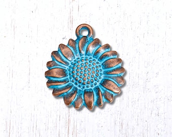 20 antique copper sunflower charms, 19.5x17 mm flower shaped alloy charms with blue patina for garden themed jewelry and crafts (G0218)