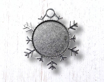 Snowflake pendant ornament blanks, 5 antique silver snowflake bezels, 42mm long with 25mm tray, includes glass cabochons (B0101)