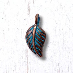 100 antique copper leaf charms, 14.5x6.5 mm small leaf alloy charms with blue patina for nature inspired crafts (G0218)