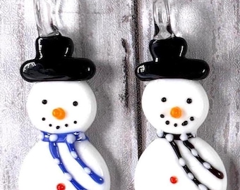 Glass snowman pendant for necklaces, 2 pc, 62x24x10mm, lampwork glass snowman ornaments, glass charms for wintertime crafts (A0029)