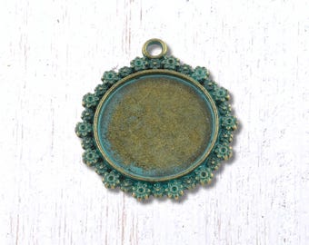 5 cabochon pendant blanks, bronze with patina floral cabochon tray with flower edge, 31.5mm, 20mm round tray (B0098)
