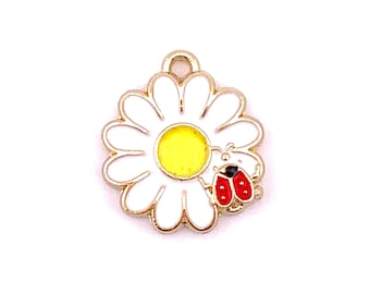 Daisy with ladybug charms, 10 pcs, alloy with enamel 18x16mm flower charms with loop, garden insect theme charms with light gold finish