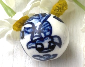 Porcelain round beads with koi fish, 2 pcs, 20mm hand-painted statement beads with fish and leaf designs for jewelry, 2mm hole (C0129)