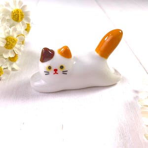 Kitty paintbrush rest, ceramic cat calligraphy pen or chopsticks holder, kawaii painting accessory, cute gift for artist or calligrapher