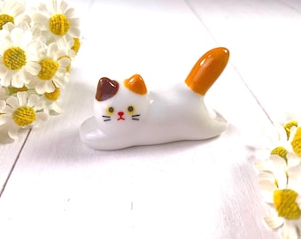 Kitty paintbrush rest, ceramic cat calligraphy pen or chopsticks holder, kawaii painting accessory, cute gift for artist or calligrapher